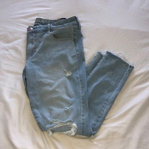 American Eagle lightwash distressed jegging